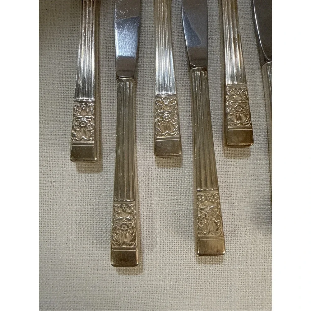 (8) Dinner‎ Knives  Oneida Community CORONATION Silver Plate 1936